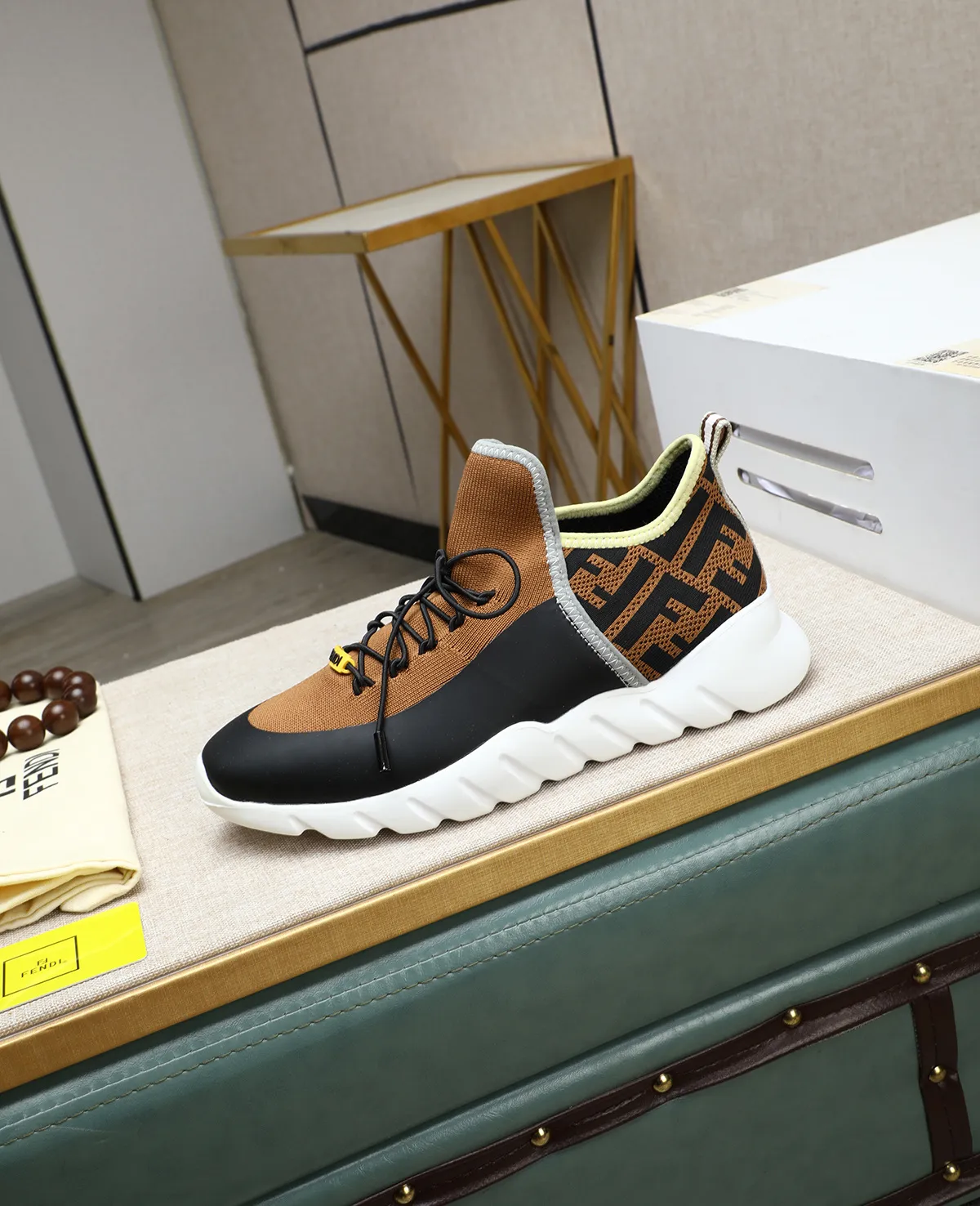 Men's Men's Shoes 💰700 Fendi Fendi's latest Tag series of men's casual mesh sports running shoes, originally purchased and developed, this Tag sports shoe is a one-leg sneaker, made of black high-tech mesh material with gray neoprene details. Oversized FENDI lettering on the side and translucent rubber details. Light and flexible rubber running shoe soles, beautifully packaged at the delivery counter, customized breathable lining, original molded foam rubber outsole, sole thickness: 3.5CM! Size: 39-44 (customized at 38.45.46)